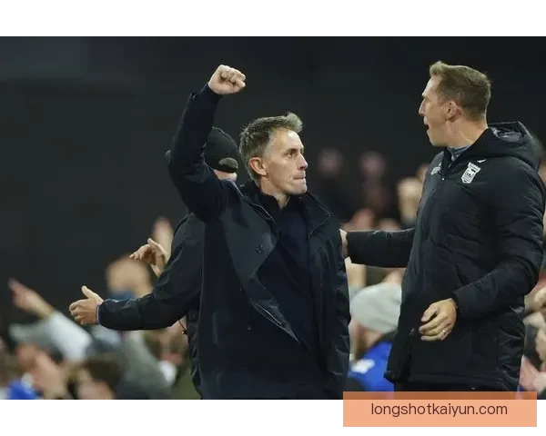 英超滕哈赫曼联近期状态回暖，球队表现稳健逐渐提振士气