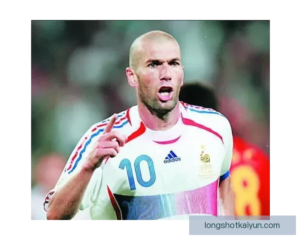 齐达内经典瞬间引发球迷热议，仍为足坛传奇留足印记