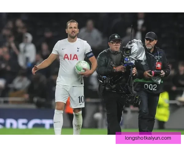 哈里·凯恩替补登场表现惊艳,完成帽子戏法引人瞩目 哈里·凯恩替补登场表现惊艳,完成帽子戏法引人瞩目